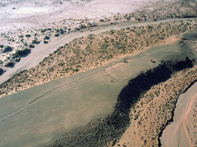 Bizarre allée dallée de pierres de l’oued . bizarre_allee_dallee_de_pierres.jpg