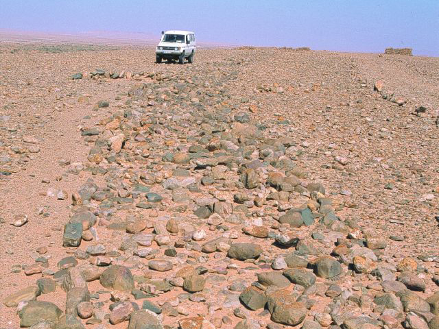 Départ de la grande allée dallée sur la gara de Bir Khaloua. depart_de_la_grande_allee_dallee.jpg