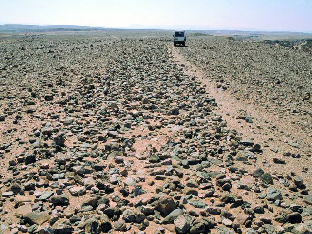 La grande allée dallée de la gara de Bir Khaloua. la_grande_allee_dallee_de_la_gara_de_bir_khaloua.jpg