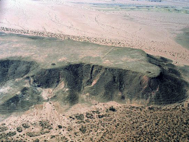 MA dont une antenne est coupée par la bordure de la gara.