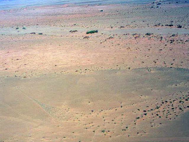MA sur une terrasse bordant l'oued.