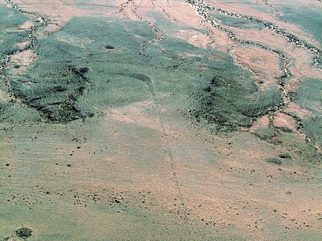 Monument à une seule antenne très longue et très fine.