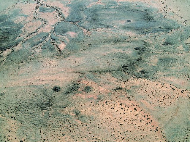 Monument à une seule antenne longue et fine.