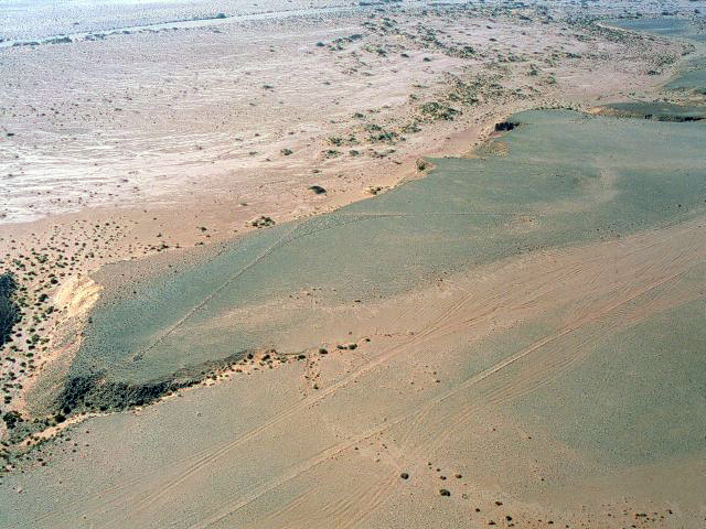 Sur une gara, très grand MA avec un petit tumulus.
